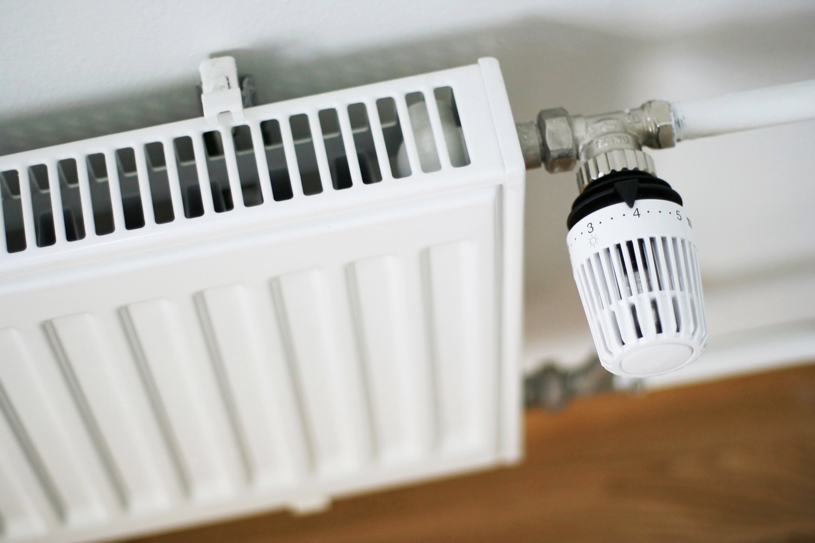 Detailopname van een radiator met thermostatische kraan, een van de elementen die per ruimte wordt vastgelegd